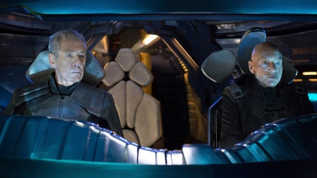 Atores Patrick Stewart e Ian McKellenn em cena do filme X-Men – Dias de um Futuro Esquecido