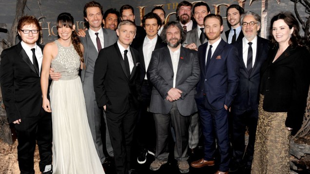 Atores com o diretor Peter Jackson (ao centro), durante a première do filme O Hobbit: A Desolação de Smaug, em Hollywood