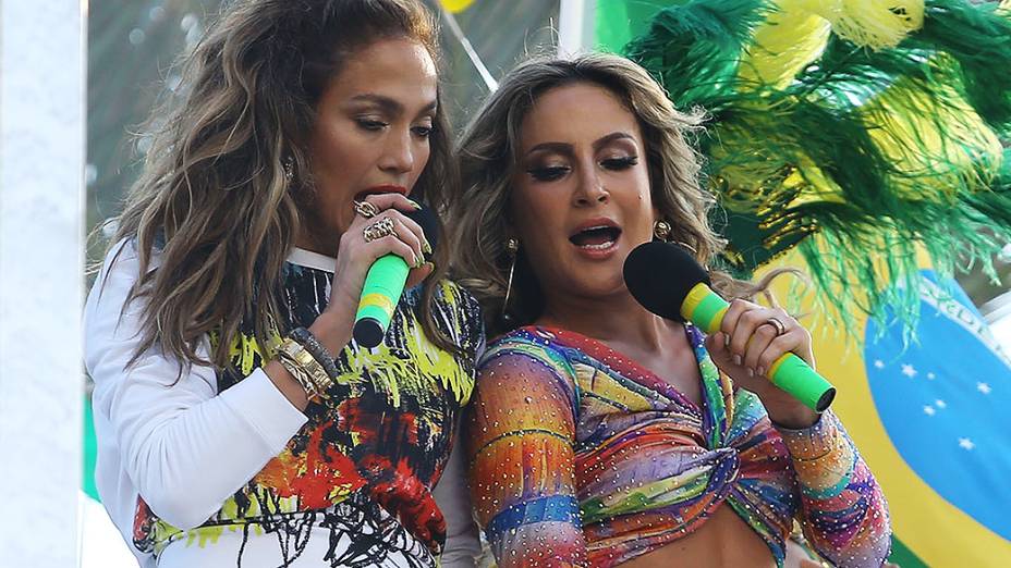 As cantoras Jennifer Lopez e Claudia Leitte durante as gravações do clipe We Are One, que será tema da Copa do Mundo