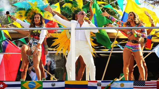 As cantoras Jennifer Lopez, Claudia Leitte e o rapper Pitbull durante as gravações do clipe We Are One, que será tema da Copa do Mundo