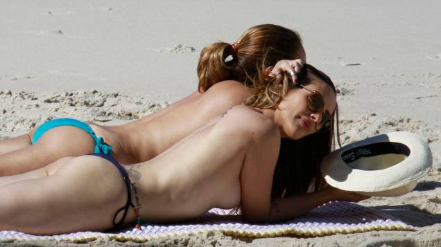 Cleo Pires e Cissa Guimarães gravam Salve Jorge na praia do Abricó