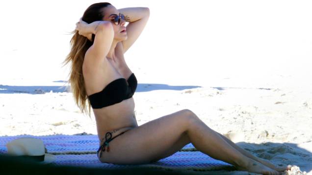 Cleo Pires na praia do Abricó, de nudismo