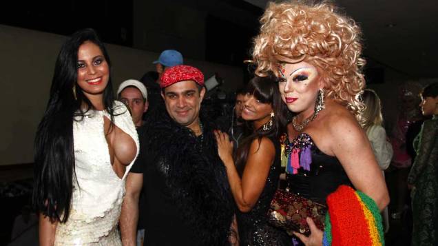Lorena Bueri, Evandro Santo, Carol Dias e Tchaka, no Concurso Miss Gay 2013, em São Paulo