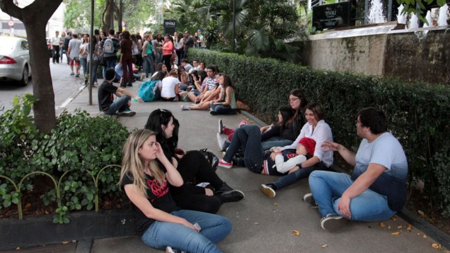 Movimentação de fãs antes da coletiva de imprensa de Demi Lovato no Hotel Tivoli, em São Paulo