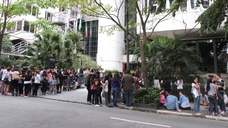 Movimentação de fãs antes da coletiva de imprensa de Demi Lovato no Hotel Tivoli, em São Paulo