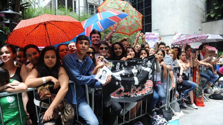 Movimentação de fãs antes da coletiva de imprensa de Demi Lovato no Hotel Tivoli, em São Paulo