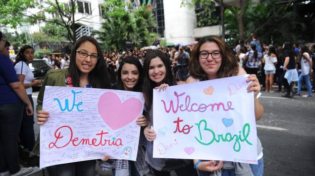 Movimentação de fãs antes da coletiva de imprensa de Demi Lovato no Hotel Tivoli, em São Paulo