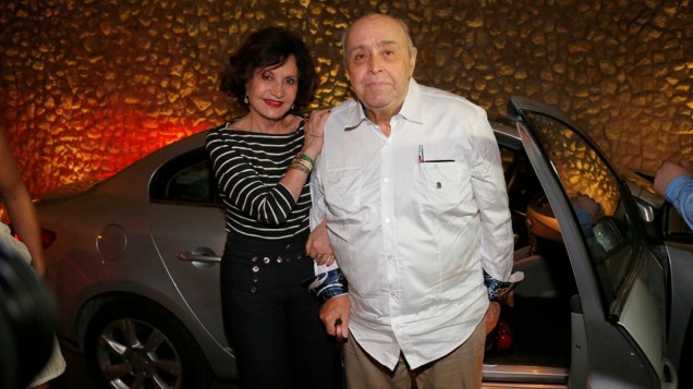 Rosamaria Murtinho e o marido, Mauro Mendonça, pais do diretor da trama, Mauro Mendonça Filho, se reúnem a elenco para assistir ao último capítulo de Amor à Vida