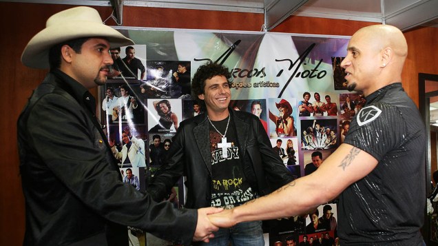 Dupla Edson e Hudson com o jogador Roberto Carlos no Festival de Jaguariúna