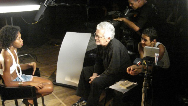 Cineasta Eduardo Coutinho, durante gravações do filme Jogo de Cena, em 2007