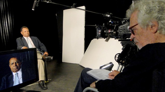 Eduardo Coutinho durante as filmagens do documentário As Canções, em 2011