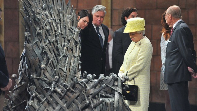 Rainha Elizabeth II visita ao set de filmagens da série de televisão Game of Thrones em Belfast, na Irlanda do Norte