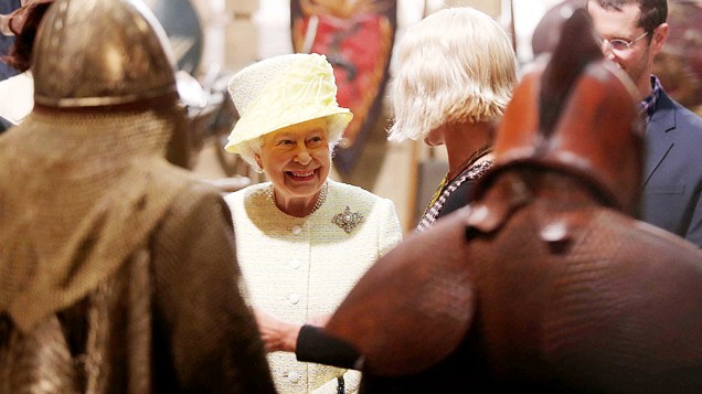 Rainha Elizabeth II visita ao set de filmagens da série de televisão Game of Thrones em Belfast, na Irlanda do Norte