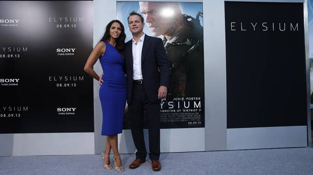 Ator Matt Damon e sua esposa, na pré-estreia de Elysium em Los Angeles