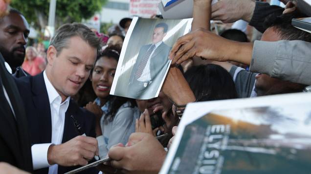 Ator Matt Damon, dá autógrafos na pré-estreia de Elysium em Los Angeles