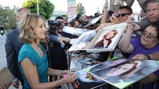Atriz Jodie Foster, dá autógrafos na pré-estreia de Elysium em Los Angeles
