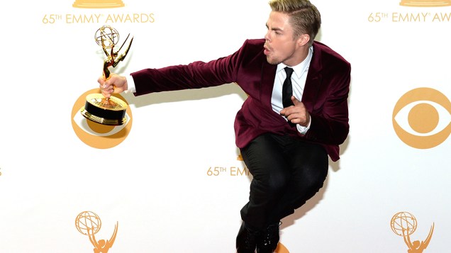 Derek Hough recebe o prêmio de melhor coreografia por Dancing with the Stars, durante o Emmy, em Los Angeles