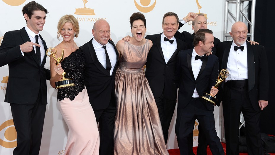 Elenco de Breaking Bad com o prêmio de melhor série dramática, no Emmy 2013