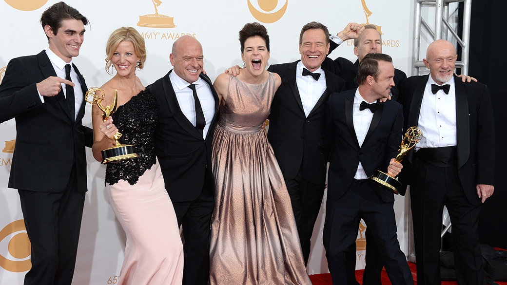 Elenco de 'Breaking Bad', com o prêmio de melhor série de drama, no Emmy 2013