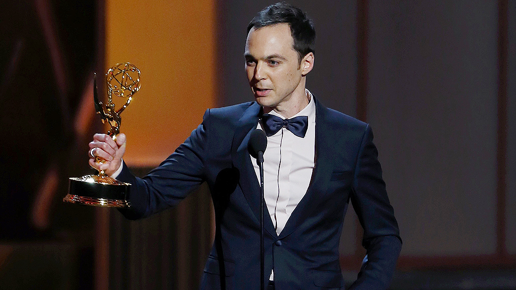 Jim Parsons recebe o prêmio de melhor ator em série de comédia por sua atuação em 'The Big Bang Theory', durante o Emmy, em Los Angeles
