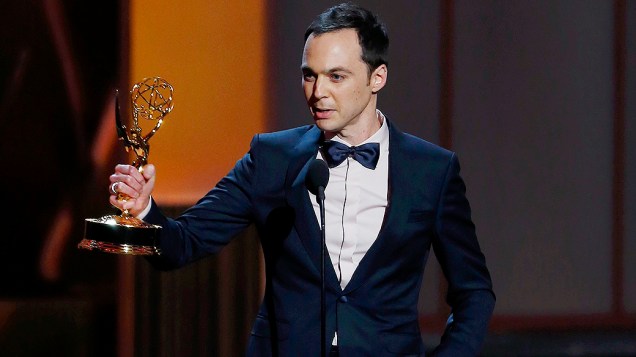 Jim Parsons recebe o prêmio de melhor ator em série cômica por sua atuação em The Big Bang Theory, durante o Emmy, em Los Angeles