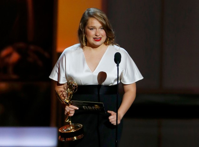 Merritt Wever recebe o prêmio de melhor atriz coadjuvante em série cômica por sua atuação em Nursie Jackie, durante o Emmy, em Los Angeles
