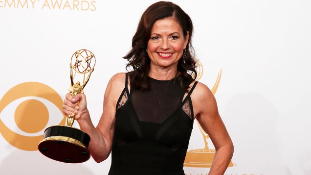 Gail Mancuso recebe o prêmio de melhor diretora em série cômica por  Modern Family, durante o Emmy, em Los Angeles