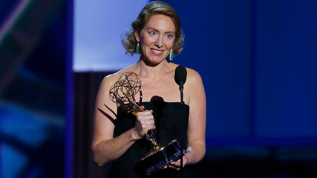 Sarah Bromell recebe o prêmio de melhor roteiro de série dramática no lugar do marido falecido, Henry Bromell por Homeland, durante o Emmy, em Los Angeles