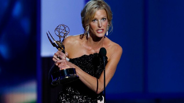 Anna Gunn recebe o prêmio de melhor atriz coadjuvante em série dramática por sua atuação em Breaking Bad, durante o Emmy, em Los Angeles