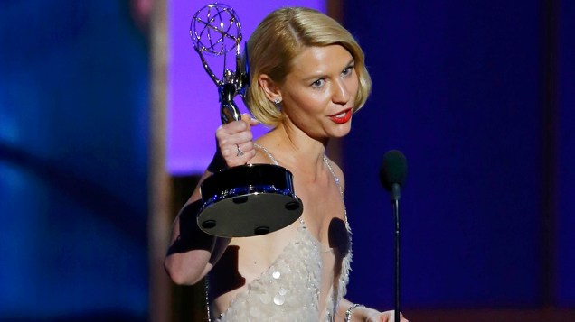 Claire Danes recebe o prêmio de melhor atriz em série dramática por sua atuação em Homeland, durante o Emmy, em Los Angeles
