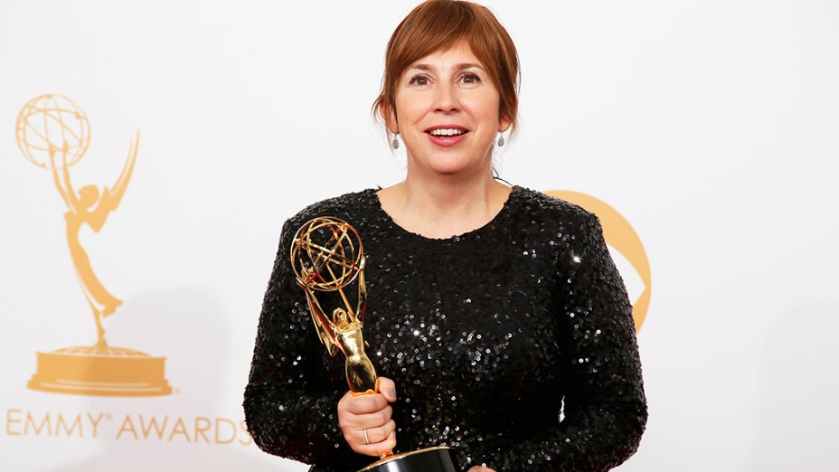 Abi Morgan, da BBC América recebe o prêmio de melhor roteiro em minissérie ou telefilme por The Hour, durante o Emmy, em Los Angeles