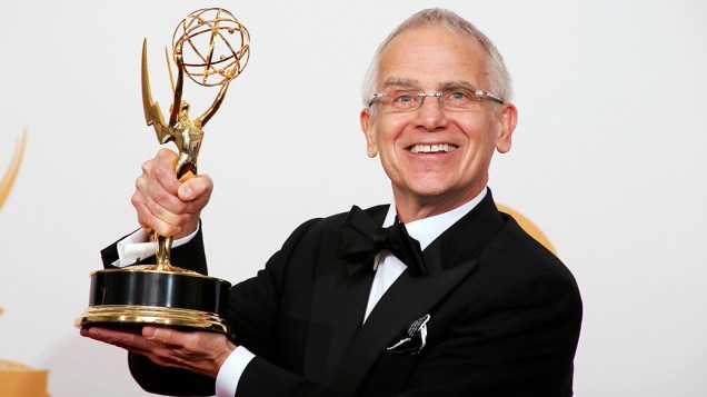 Don Roy King recebe o prêmio de melhor diretor de programa de variedades por Saturday Night Live, durante o Emmy, em Los Angeles