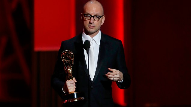 Steven Soderbergh recebe o prêmio de melhor direção em minissérie ou telefilme por Behind the Candelabra, durante o Emmy, em Los Angeles