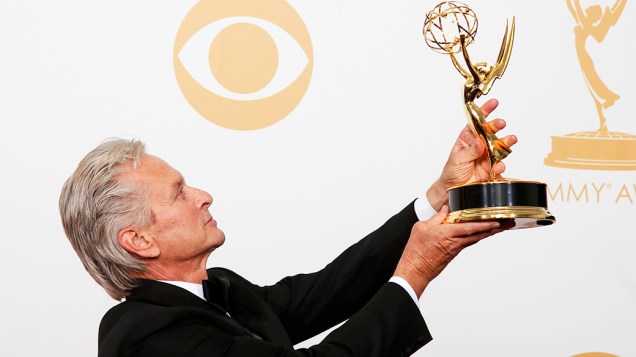 Michael Douglas recebe o prêmio de melhor ator coadjuvante em minissérie ou telefilme por  sua atuação em Behind the Candelabra, durante o Emmy, em Los Angeles