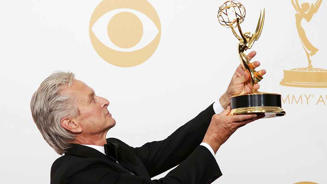 Michael Douglas recebe o prêmio de melhor ator coadjuvante em minissérie ou telefilme por sua atuação em 'Behind the Candelabra', durante o Emmy, em Los Angeles
