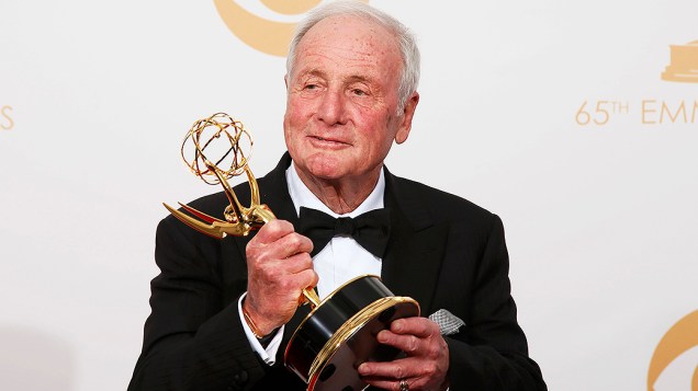 O produtor executivo Jerry Weintraub do filme da HBO Behind the Candelabra com o prêmio de melhor minissérie ou telefilme, no Emmy 2013