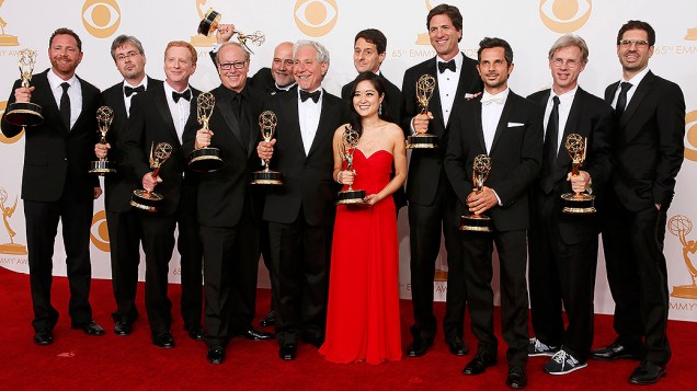 Elenco de Modern Family com o produtor executivo Steven Levitan, recebem o prêmio de melhor série cômica, no Emmy 2013