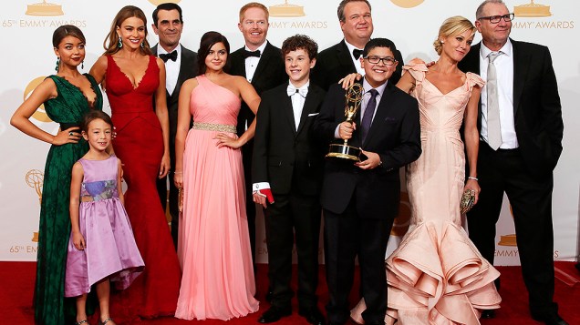 Elenco de Modern Family, que recebeu o prêmio de melhor série cômica, no Emmy 2013