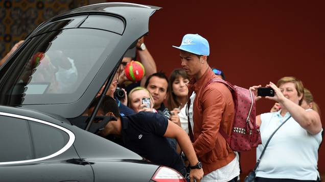 Cristiano Ronaldo chega para o treinamento na praia Del Rey, em Portugal
