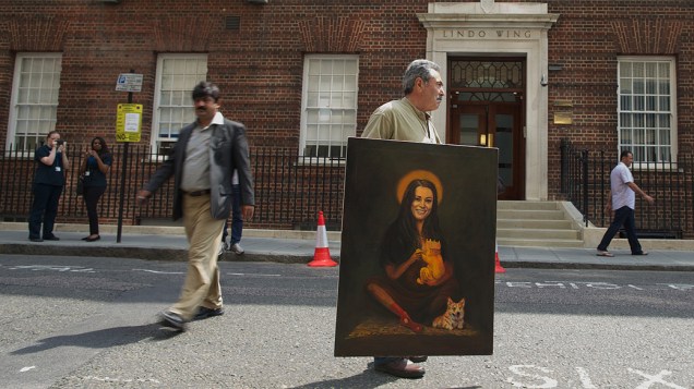 Artista Kaya Mar caminha com sua pintura retratando a Duquesa de Cambridge, com seu filho recém-nascido 