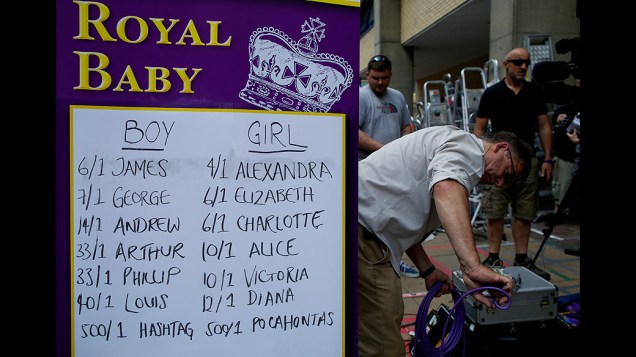 Quadro com as apostas sobre o nome do futuro filho de William e Kate, próximo ao hospital St. Marys, em Londres