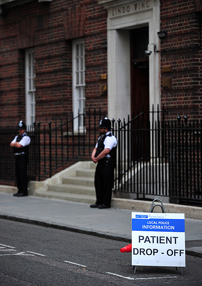 Policiais posicionados em frente ao hospital St. Marys, em Londres, onde Kate Midleton dará a luz ao seu primeiro filho com o príncipe William