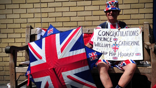 Homem posa com cartaz em frente ao hospital St. Marys, em Londres, onde Kate Midleton dará a luz ao seu primeiro filho com o príncipe William