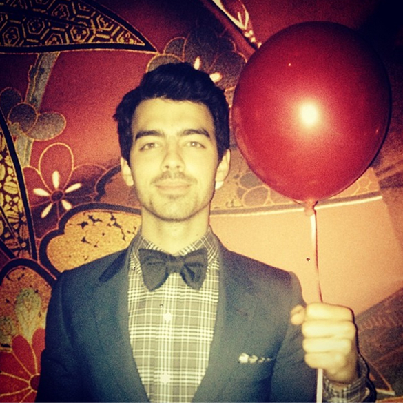 Joe Jonas posta foto desejando feliz Ano Novo