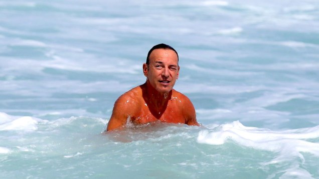 Bruce Springsteen com os amigos na praia do Rio de Janeiro