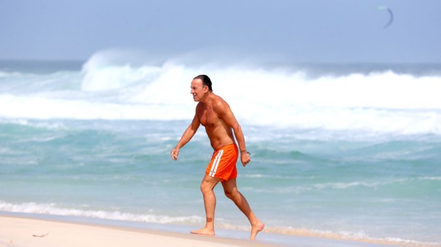 Bruce Springsteen com os amigos na praia do Rio de Janeiro
