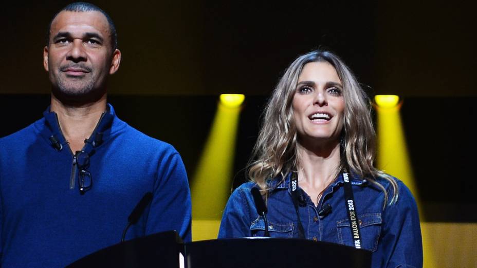 Fernanda Lima ao lado de Ruud Gullit, durante ensaio da Bola de Ouro, em Zurique