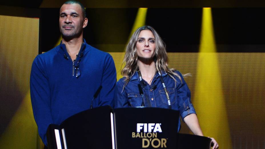 Fernanda Lima ao lado de Ruud Gullit, durante ensaio da Bola de Ouro, em Zurique