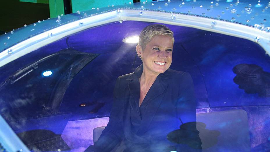 Xuxa desce da nave durante a festa de inauguração da primeira unidade de sua rede de casas de festas infantis, a Casa X, em São Paulo
