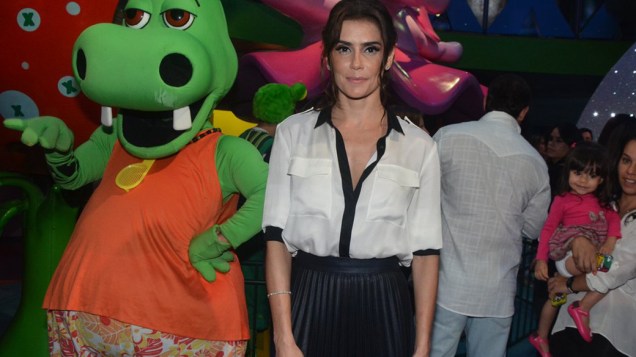 A atriz Deborah Secco também marcou presença na festa em São Paulo